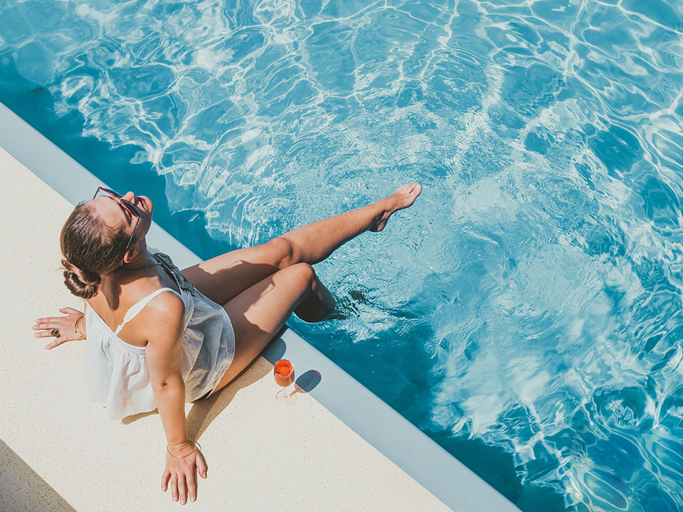Open-deck swimming pool