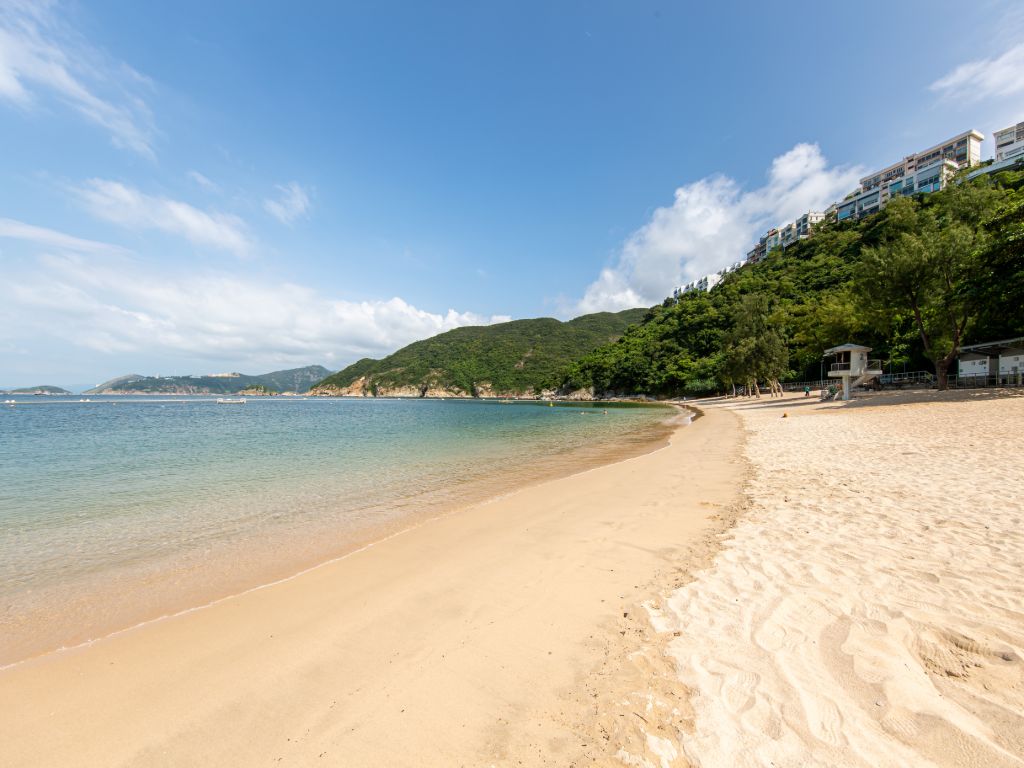【携程攻略】香港浅水湾景点,很美的沙滩，配上蓝天白云，简直一副天然美景。孩子很喜欢，有她最爱…