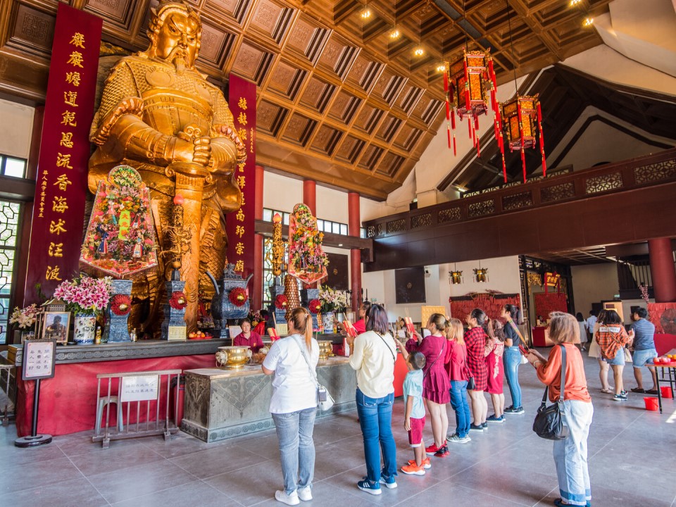 Receive blessings by burning incense sticks at Sik Sik Yuen Wong Tai Sin Temple during the new year.