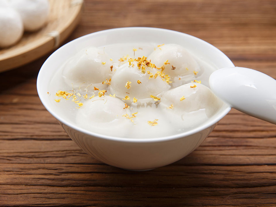 It’s a Chinese family tradition to eat glutinous rice balls during the Lantern Festival.