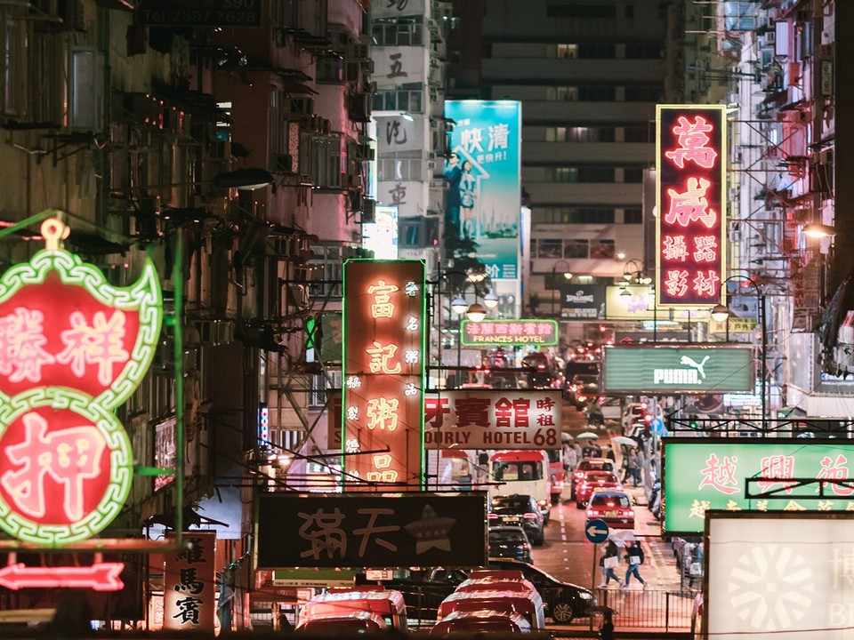 كيف أصبحت لافتات النيون المميزة في هونغ كونغ شكلاً من أشكال الفن