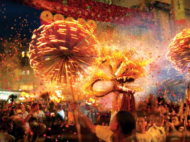 مارس طقوس واحتفالات هونغ كونغ التقليدية كواحد من السكان المحليين الحقيقيين