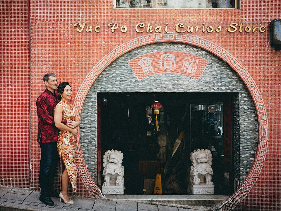  一對情侶在著名的上環裕寶齋古玩店外相擁合照。