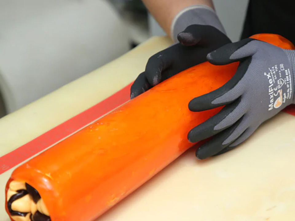 捲成長條型的橙色手工糖果。