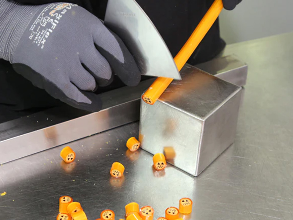 一顆顆橙色手工糖果製作完成。