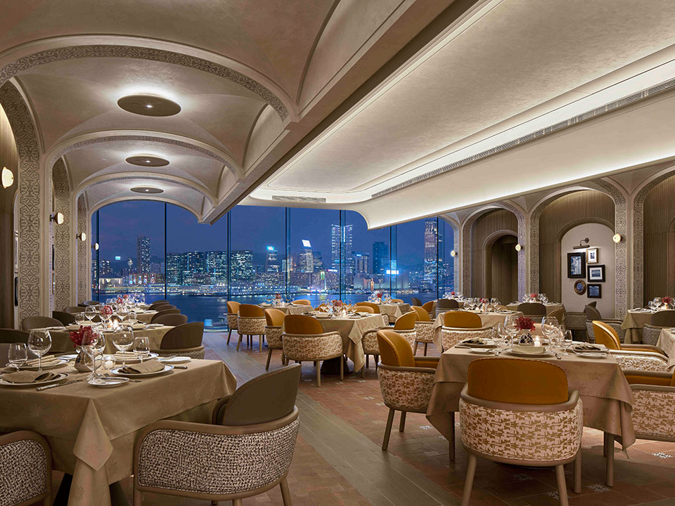 位於帝苑酒店內的知名食府Sabatini與壯麗維港海景。