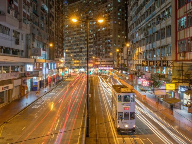 القيادة الهادرة  بين ربوع الأماكن المفرحة في هونغ كونغ على ايقاعات جرس الترام المرحة. 