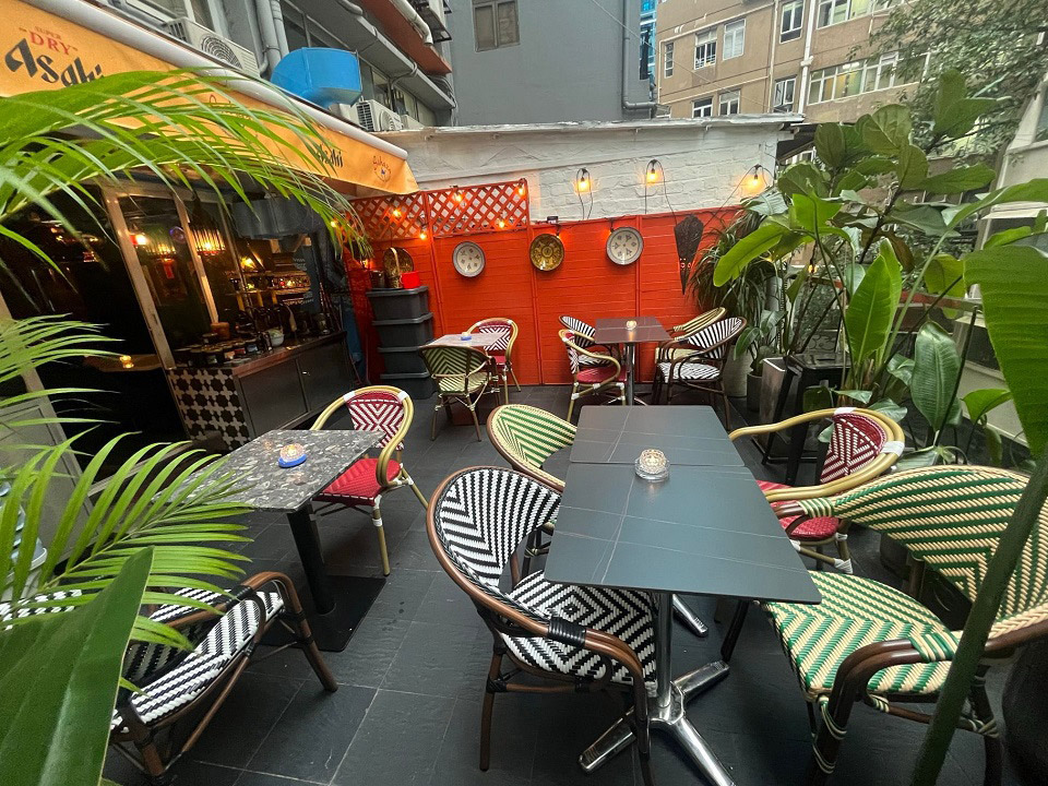 Sahara Lounge’s alfresco dining area with tables and chairs