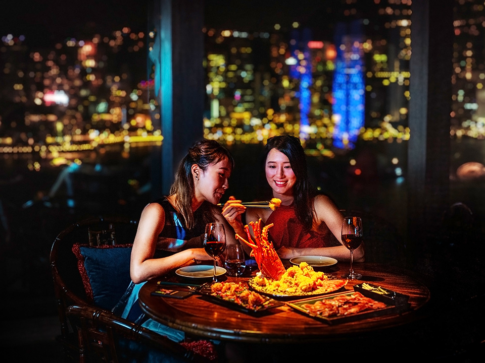 Get a table by Hutong’s floor-to-ceiling windows to enjoy views of the harbour
