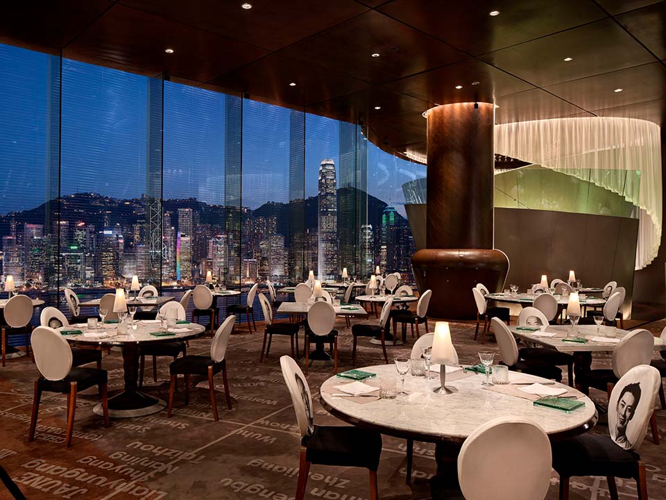 Bodentiefe Fenster im Felix bieten einen atemberaubenden Blick auf den Hafen