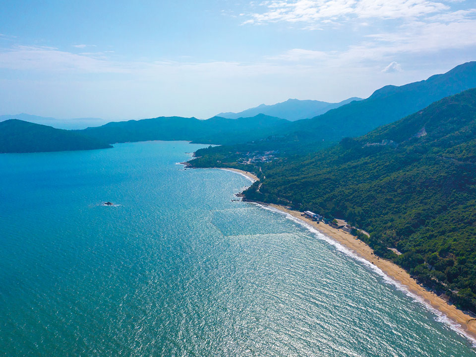 長沙沙灘位於香港大嶼山南部，被譽為最潔淨泳灘之一。 