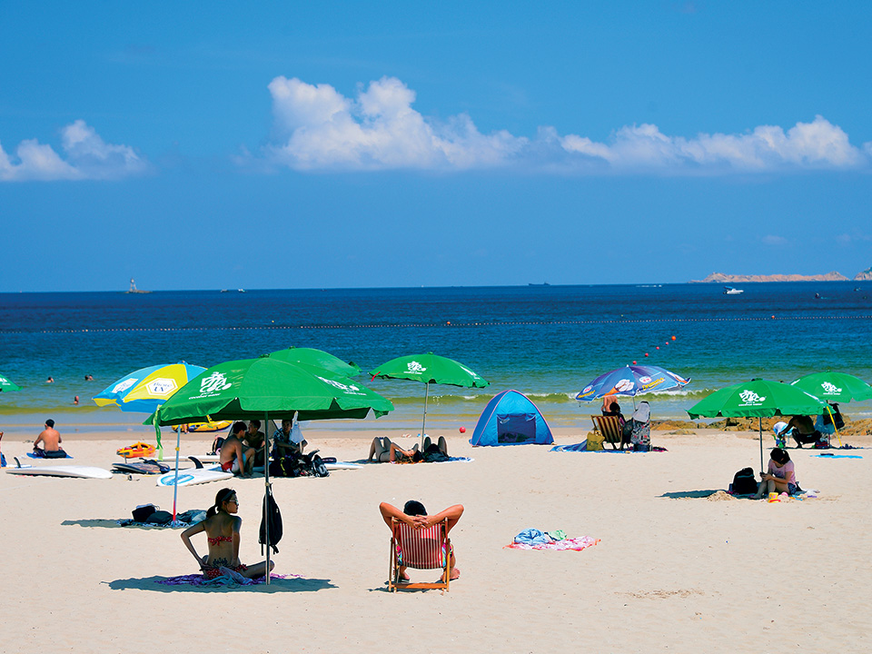 位於石澳的大浪灣，是衝浪愛好者的熱門好去處。