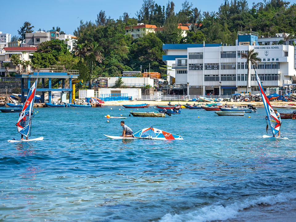 赤柱沙灘位於香港島南區，不少人愛到這裡玩滑浪風帆等水上活動。