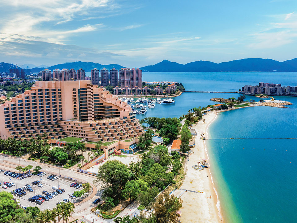 黃金泳灘附近齊集度假酒店、商場與餐廳。