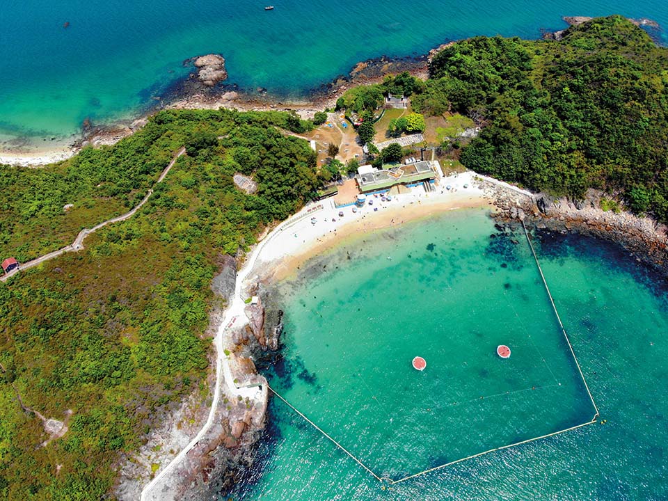 廈門灣沙灘狀似一彎新月，俗稱「半月灣」。