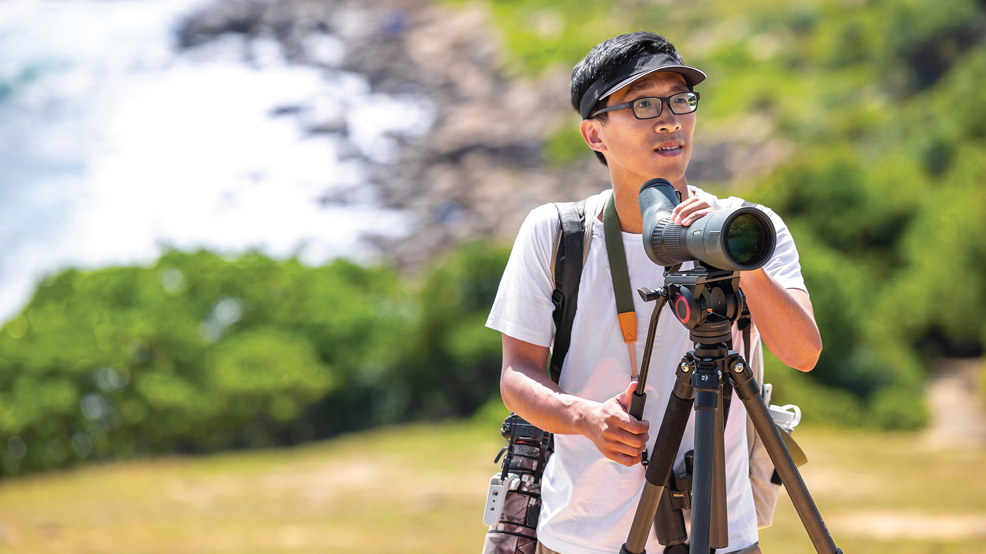 M. Kong installe sa lunette d'observation autour du pavillon Hilltop de Tap Mun