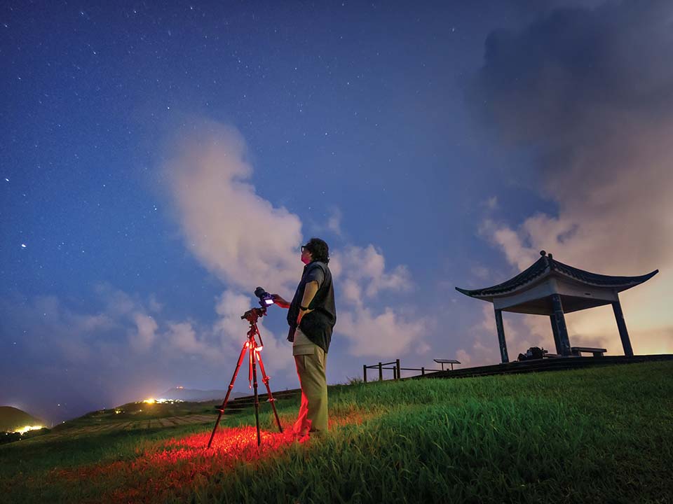 Tai Hang Tun: een bijzondere locatie in verbinding met de kosmos, waar de 'sterrenman' van Hongkong, Vincent Cheng, de nachthemel bewondert.