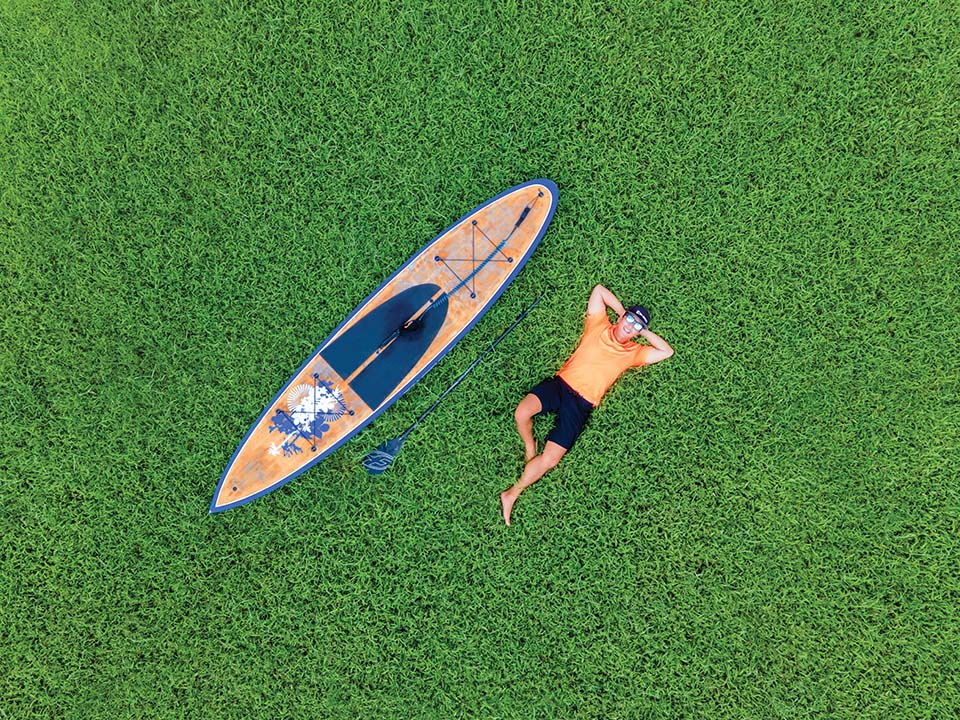 Entspannen Sie sich bei einer Tour über malerische Küstengewässer mit dem SUP-Sportler Edmund Lai