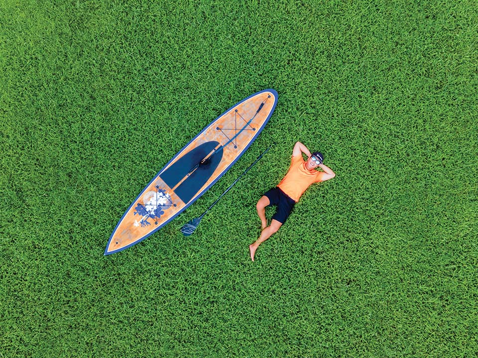 Ontspan terwijl je over de schilderachtige kustwateren reist met SUP-atleet Edmund Lai