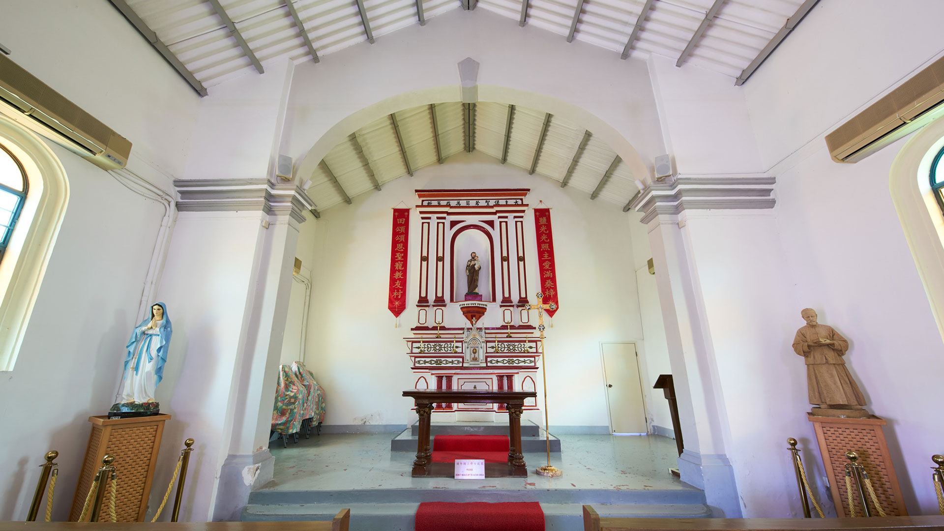 鹽田梓教堂內部