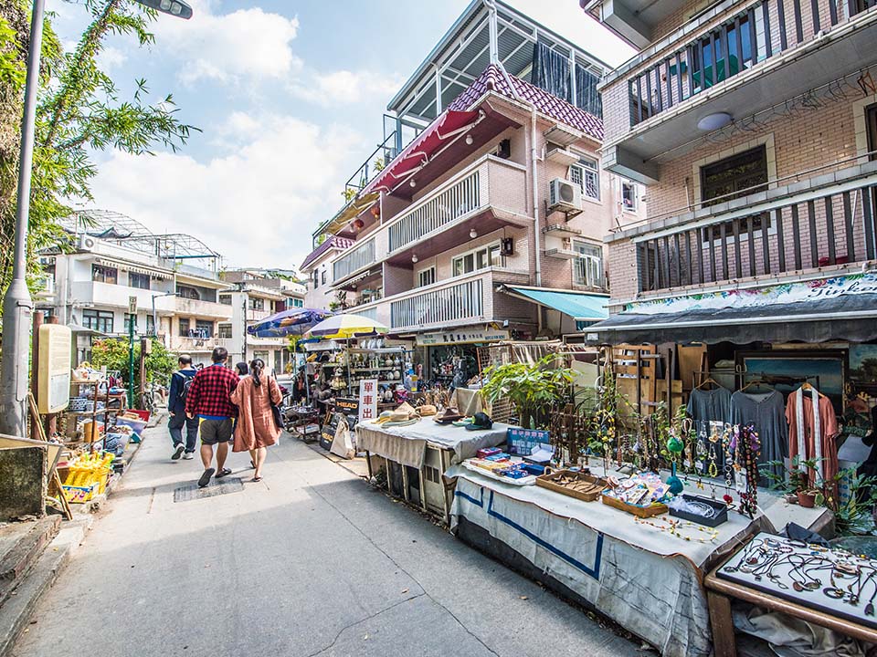 Die Straßen von Lamma Island sind von Verkaufsständen und Boutiquen gesäumt
