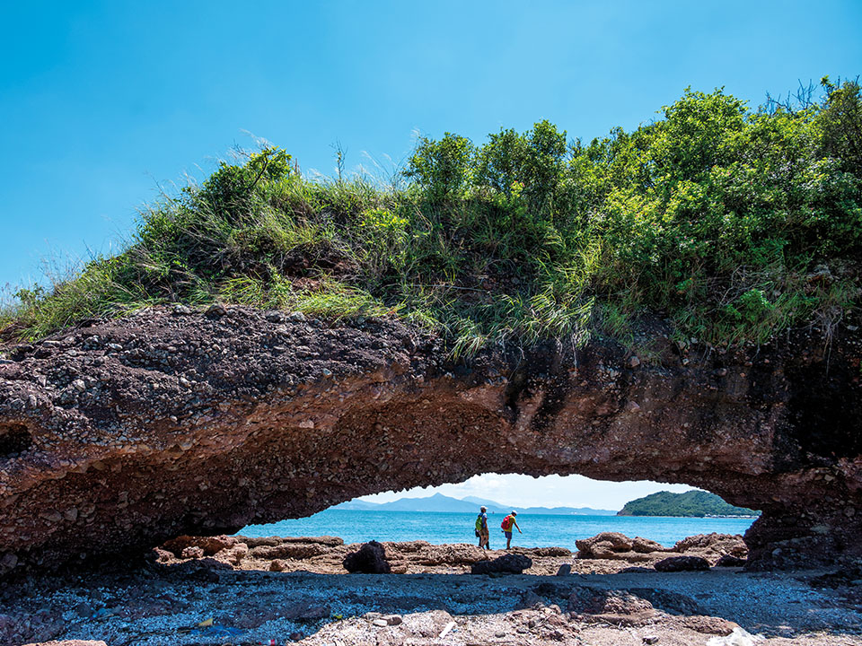 Der Meeresbogen 'Duck's Eye' auf Ap Chau ist ein beliebtes Fotomotiv