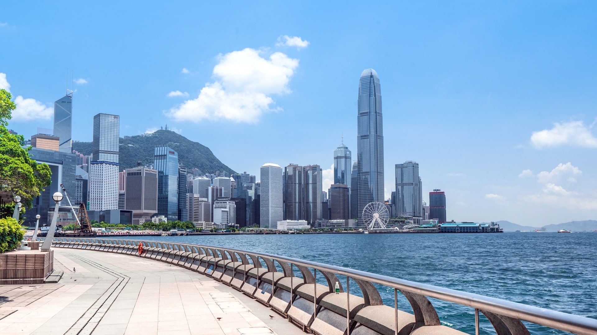 scenic-victoria-harbour-walk