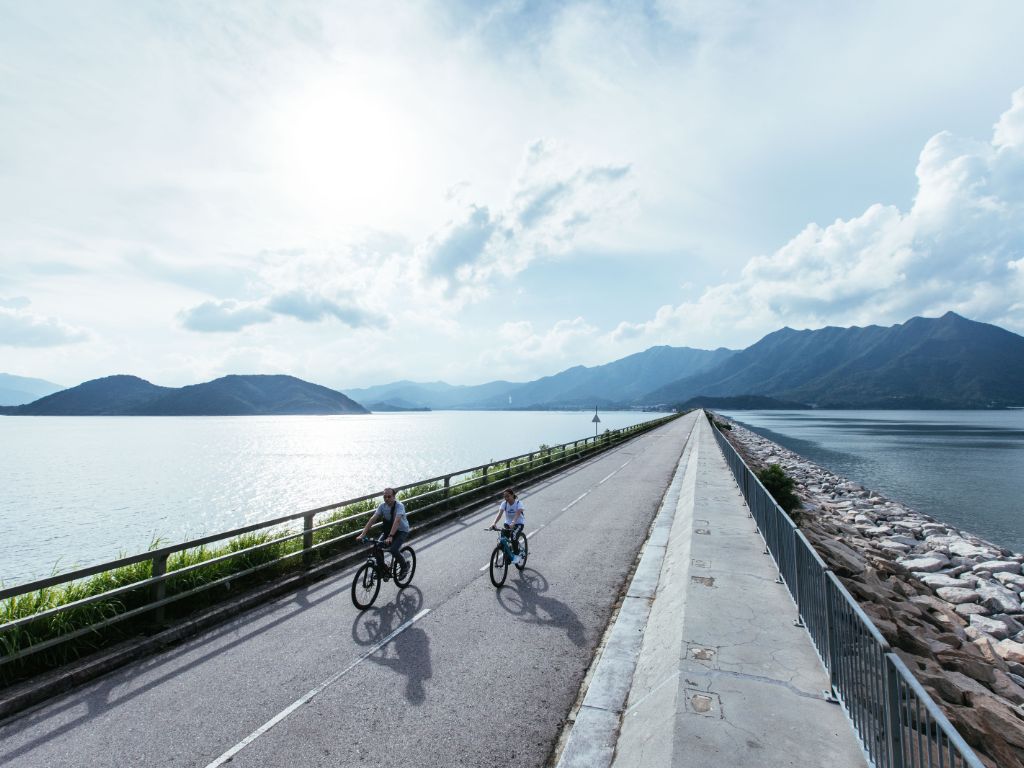 Fiets langs de Shing Mun rivier van Sha Tin naar Tai Mei Tuk.