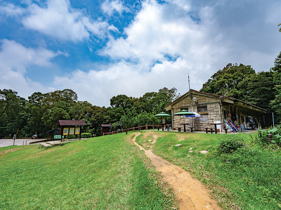 Grasveld en kiosk