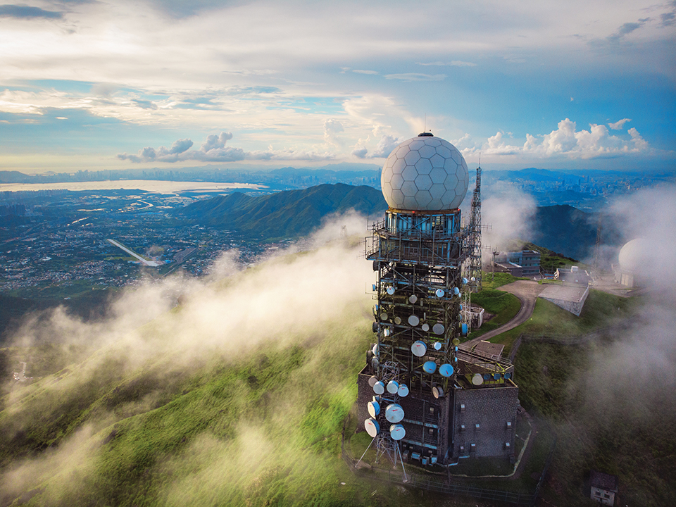 Een close-up luchtfoto van het Weerradarstation