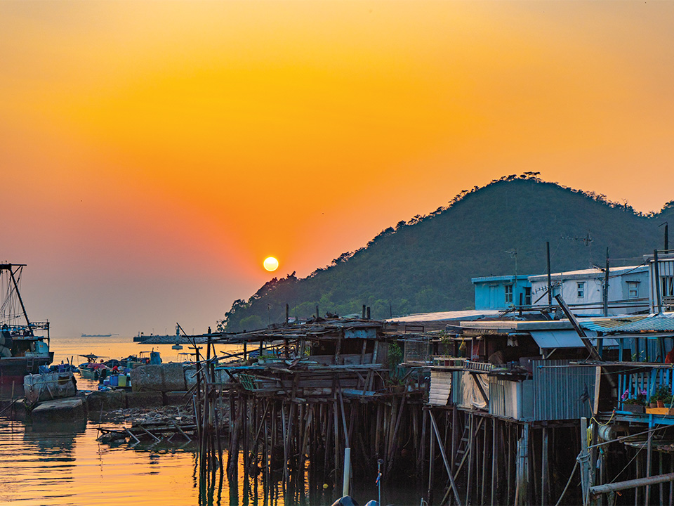 Làng chài Thái Áo dưới ánh hoàng hôn