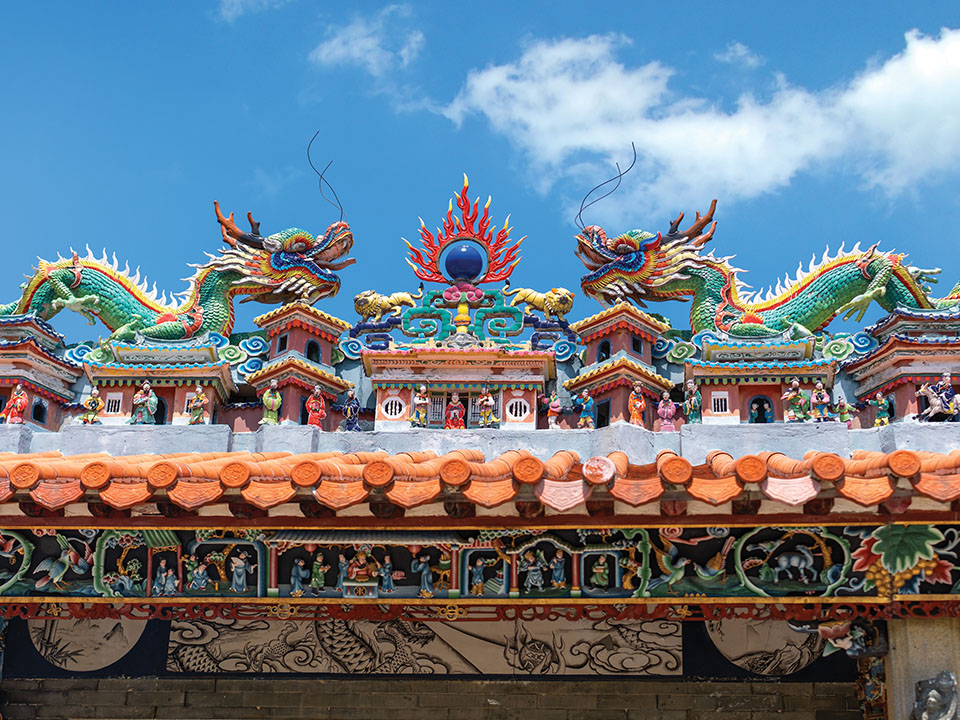 Le toit en céramique du temple de Pak Tai