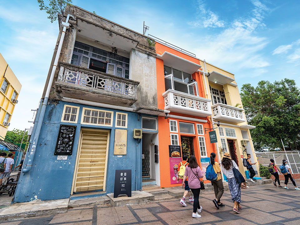 Ambachtswinkels en trendy cafés in de buurt van San Hing Street