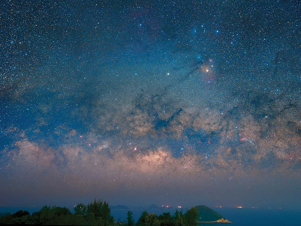 Was für ein Sternenhimmel! Entdecken Sie bei einer malerische Küstenwanderung im Clearwater Bay Country Park ferne Galaxien.