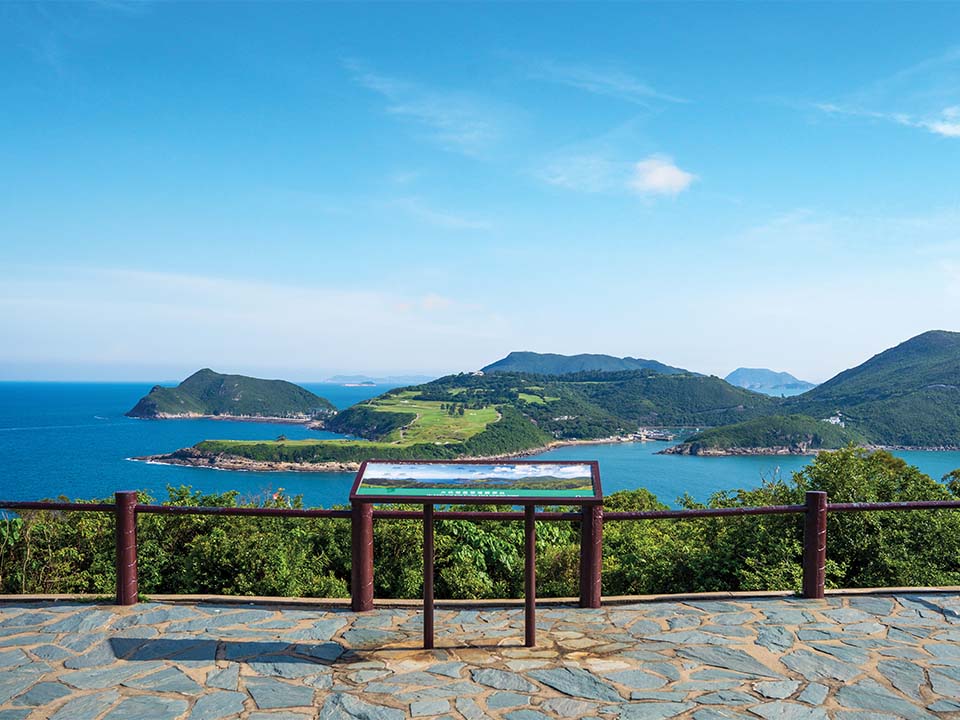 Surplomb des eaux et îles depuis Tai Hang Tun