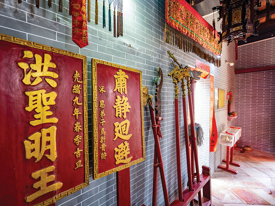 Een blik op het interieur van de Hung Shing Tempel