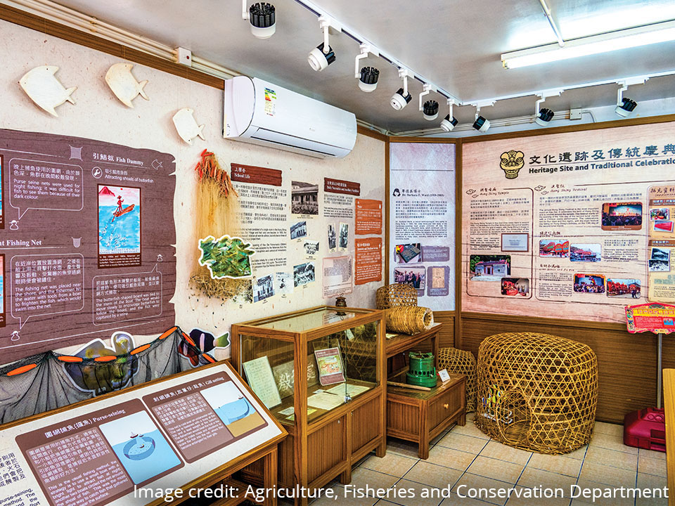 Ausstellung von historischen Fischereigeräten im Kau Sai Village Story Room 
