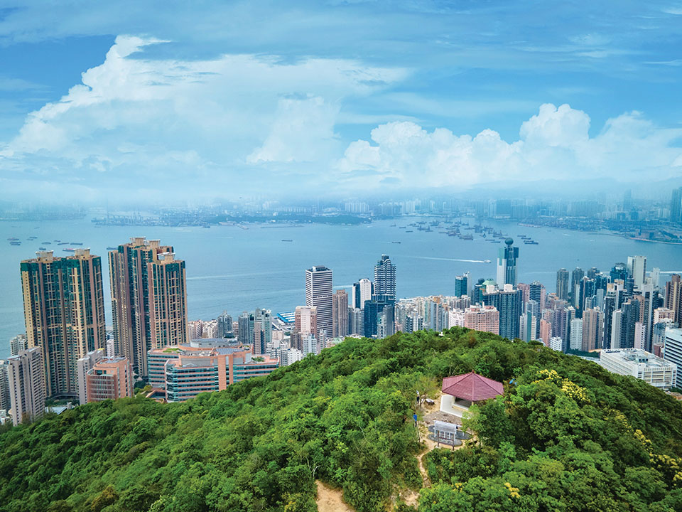 Uitzicht op de Victoriahaven vanaf het Lung Fu Paviljoen op Fu Shan Peak