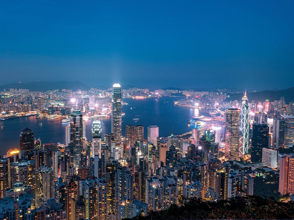 Spektakuläre Nachtansicht des Victoria Harbour von der Lugard Road aus