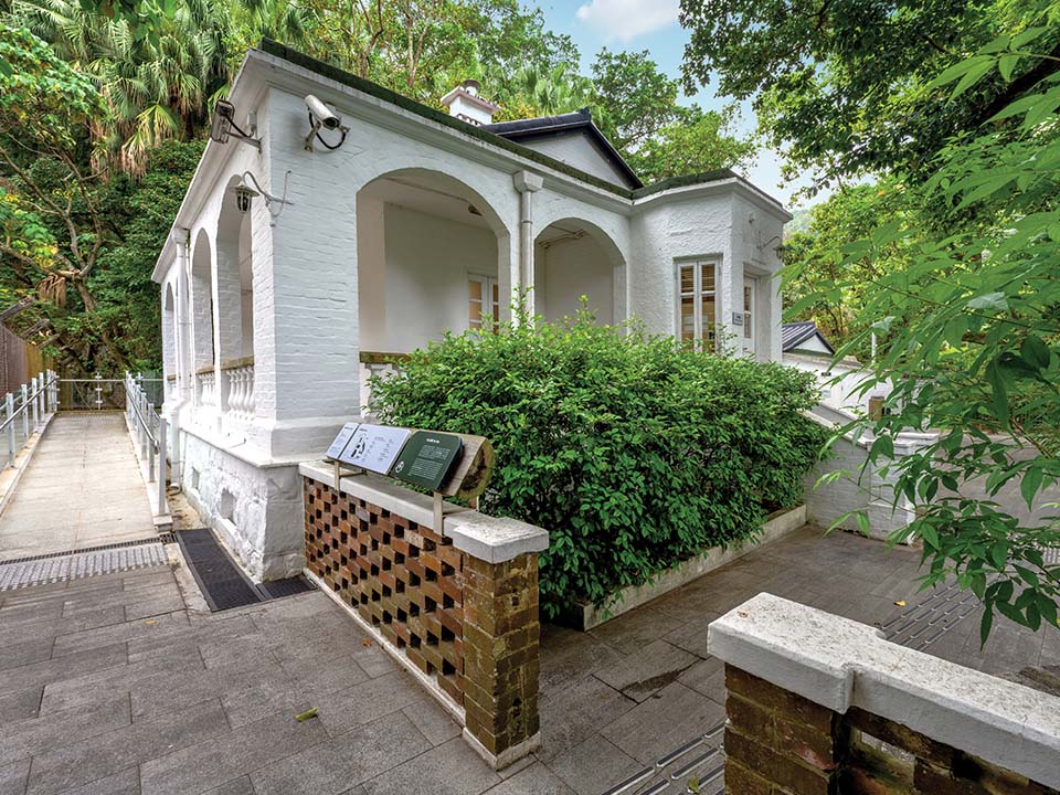  Bungalo putih bersejarah Lung Fu Shan Environmental Education Centre