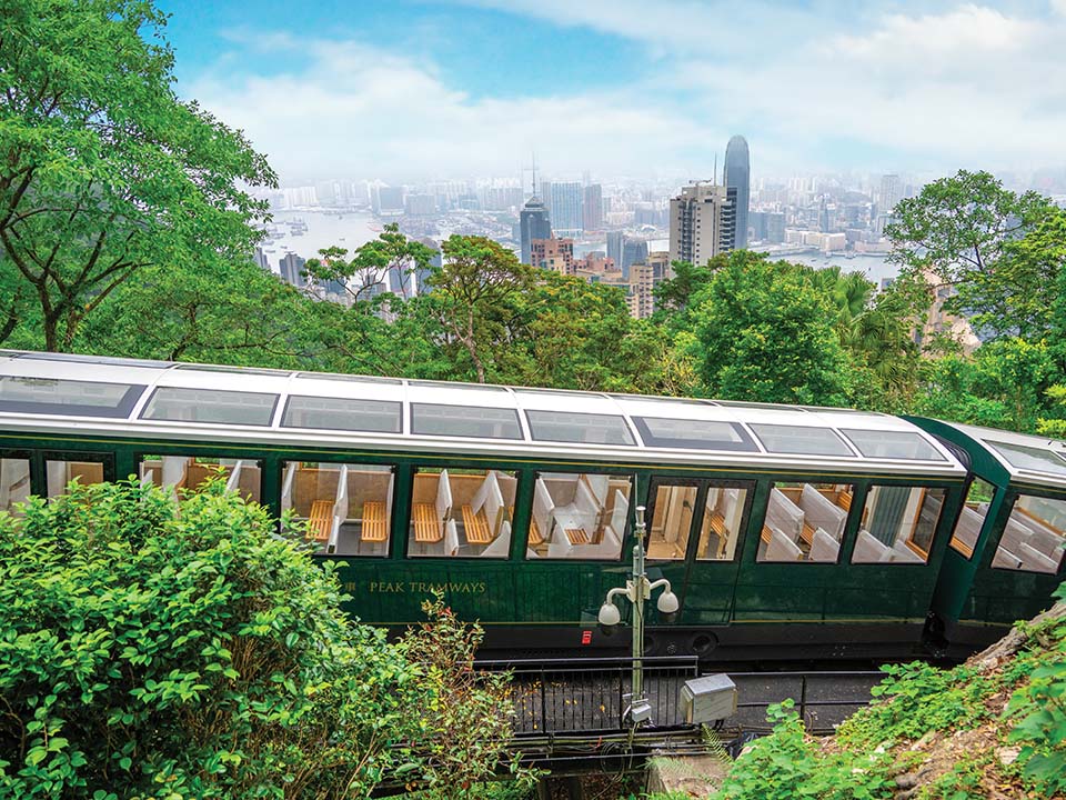 Peak Tram yang sudah direnovasi