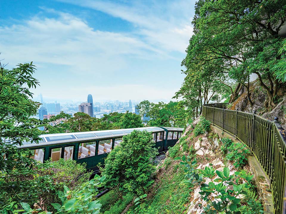 搭乘山頂纜車往返山頂與市區