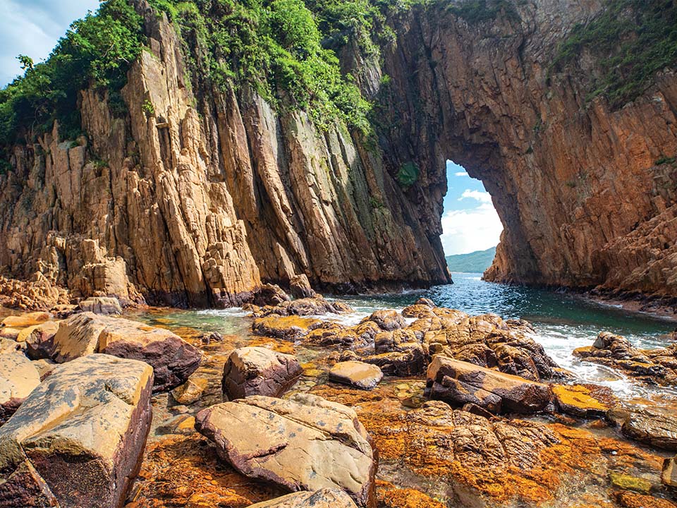 Cave marine impressionnante de l'île Jin