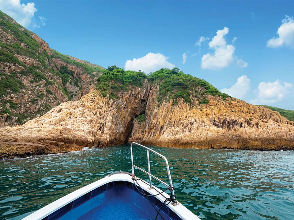 Tur perahu membawa Anda mengelilingi Jin Island