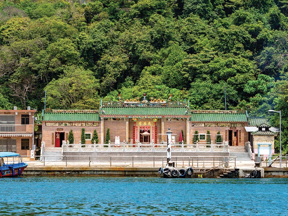 糧船湾天后宮（High Island Tin Hau Temple）を見渡す