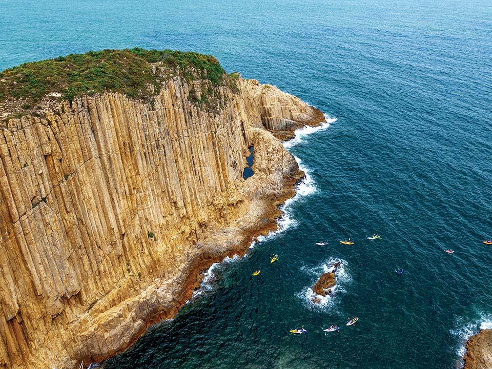 Vách đá ở Phá Biên Châu nhìn từ trên cao