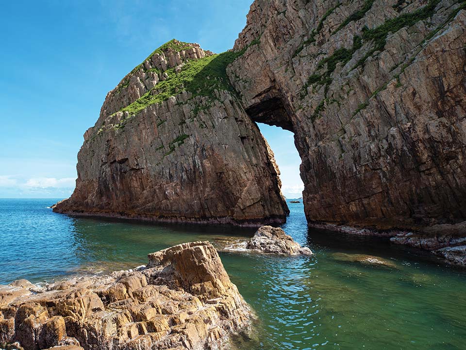 Die Inselgruppen Ung Kong und Ninepin: Entdecken Sie auf einer Bootstour die atemberaubenden vulkanischen Felsformationen im UNESCO Global Geopark Hong Kong.