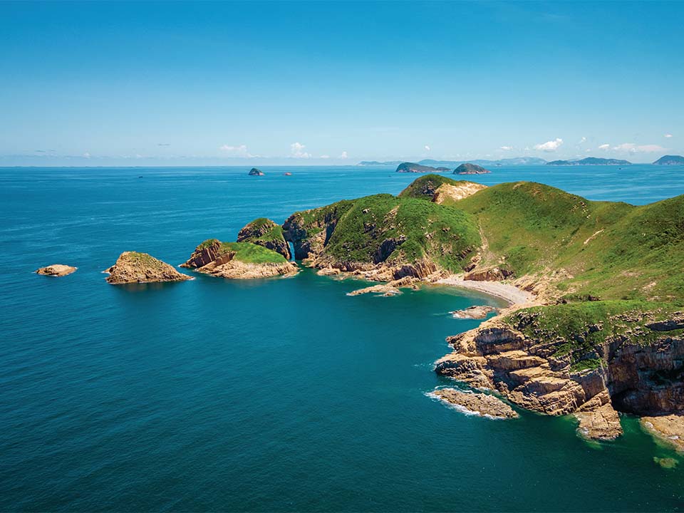 Garis pantai meliuk-liuk dramatis Basalt Island