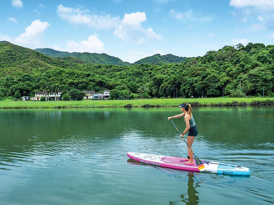 深涌池塘清澈平靜的水面