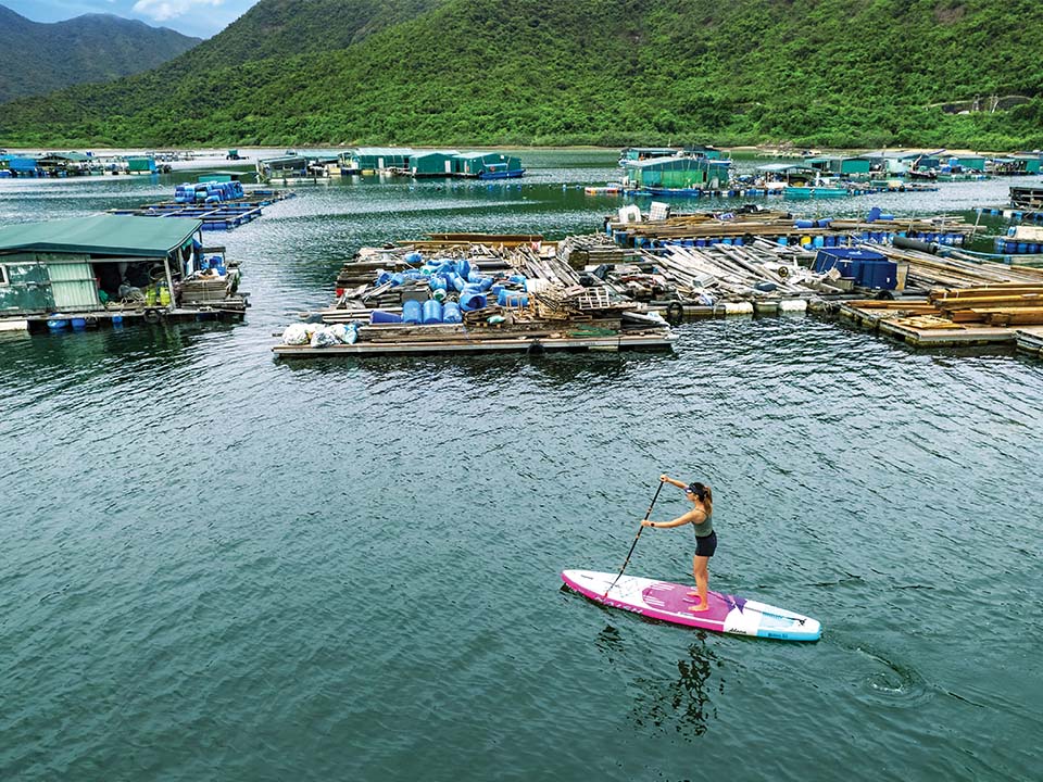 Chèo thuyền qua khu nuôi cá